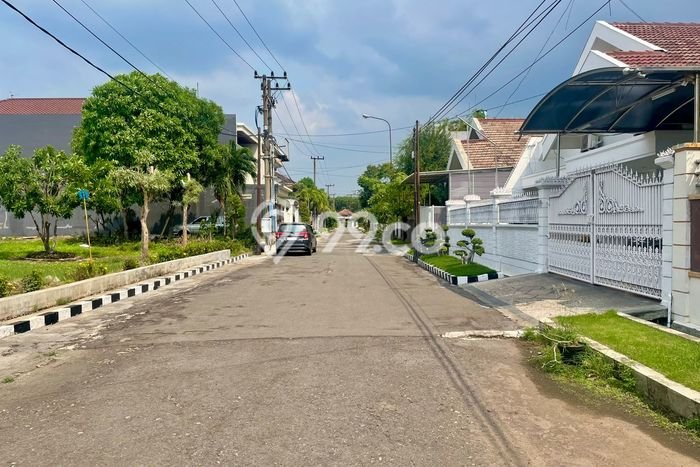 Dijual Rumah Luas Elegan Dengan View Eksklusif di Galaxy, Surabaya Dijual Rumah Luas Elegan Dengan View Eksklusif di Galaxy, Surabaya