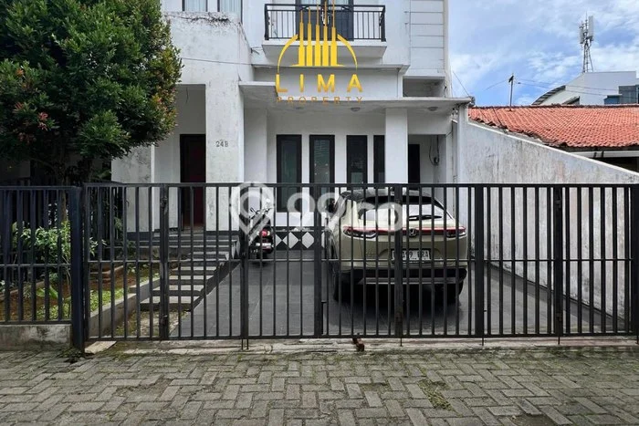 Cocok Untuk Investasi! Dijual Kost di Kemang 12 Kamar Cocok Untuk Investasi! Dijual Kost di Kemang 12 Kamar
