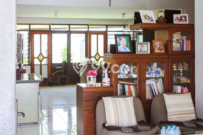 Rumah Luxury Modern Tanpa Renovasi di Kedung Baruk Surabaya Rumah Luxury Modern Tanpa Renovasi di Kedung Baruk Surabaya