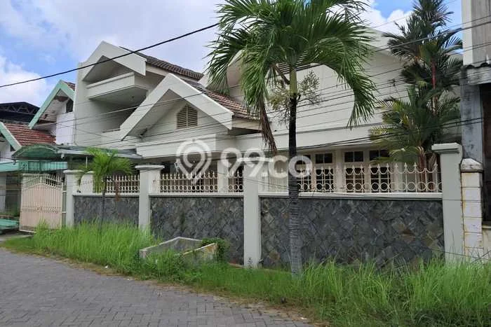 Sewa Rumah Murah di Dharma Husada Surabaya dengan 4 Kamar Tidur Sewa Rumah Murah di Dharma Husada Surabaya dengan 4 Kamar Tidur