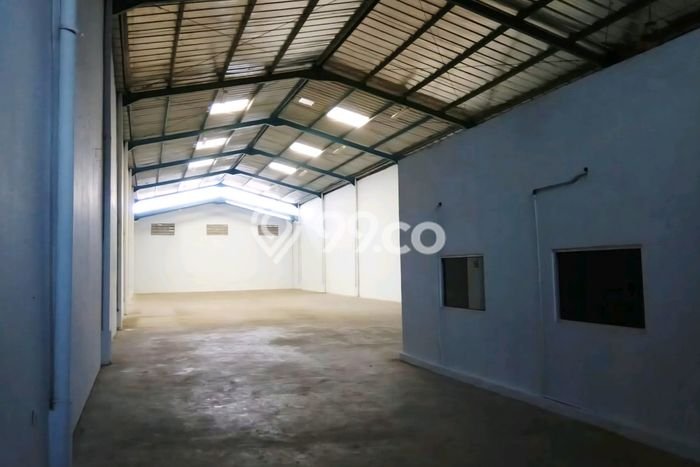 Gudang Disewa di Tangerang dengan LB 600m2 Area Komersial Ramai Gudang Disewa di Tangerang dengan LB 600m2 Area Komersial Ramai