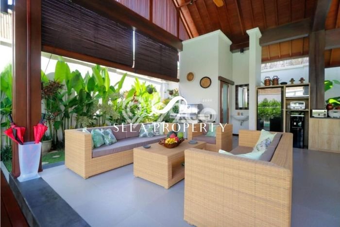 For Sale Vila Kawasan , Luas 813m2m², Posisi Strategis For Sale Vila Kawasan , Luas 813m2m², Posisi Strategis