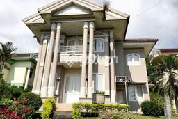 Hunian Impian Modern! Rumah Mewah di Batu, Batu, LT 1124m2m² Bangunan 300m2m² Hunian Impian Modern! Rumah Mewah di Batu, Batu, LT 1124m2m² Bangunan 300m2m²