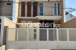 Rumah Modern 4 Kamar Terawat di Manyar, Dekat Pusat Perbelanjaan, Surabaya Rumah Modern 4 Kamar Terawat di Manyar, Dekat Pusat Perbelanjaan, Surabaya