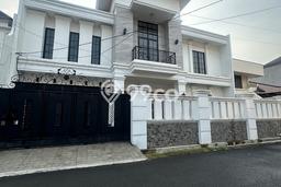 Siap Huni Rumah Mewah 4 Kamar di Kebayoran Baru Dekat ke Mana Pun Siap Huni Rumah Mewah 4 Kamar di Kebayoran Baru Dekat ke Mana Pun