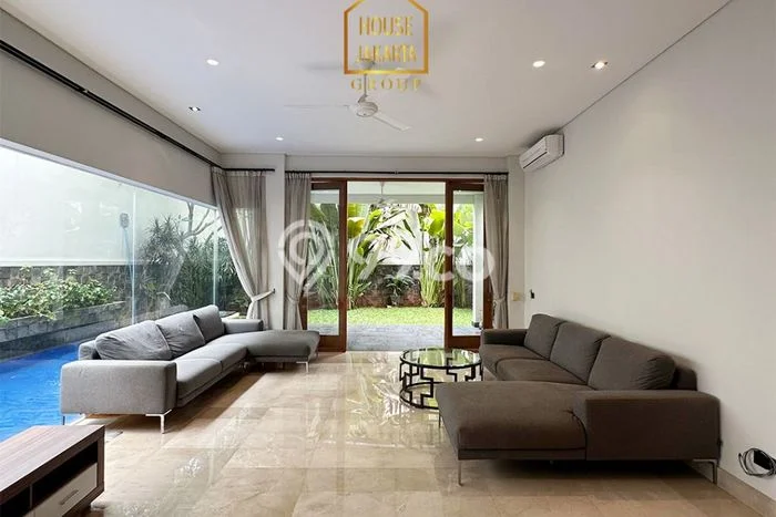 Sewa Rumah Strategis LT 468m2 / LB 480m2 di Kemang, Jakarta Selatan Sewa Rumah Strategis LT 468m2 / LB 480m2 di Kemang, Jakarta Selatan