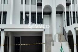 Jual Rumah Luas Elegan Dengan View Eksklusif di BSD City, Tangerang Jual Rumah Luas Elegan Dengan View Eksklusif di BSD City, Tangerang