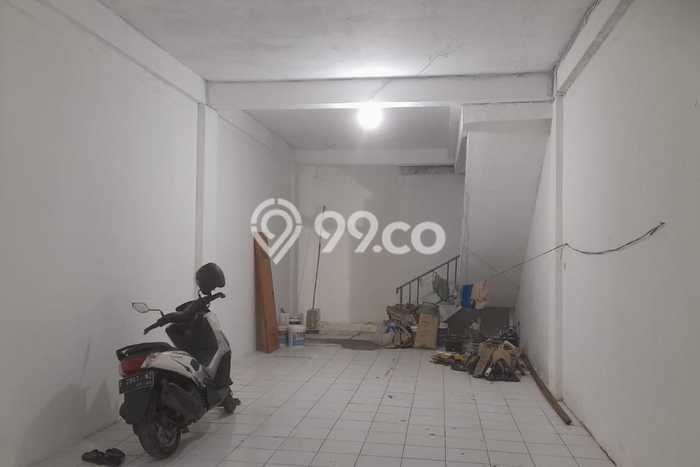 KAWASAN KOMERSIAL! Ruko Disewakan di Daan Mogot, Luas 184m², Jalan Strategis KAWASAN KOMERSIAL! Ruko Disewakan di Daan Mogot, Luas 184m², Jalan Strategis