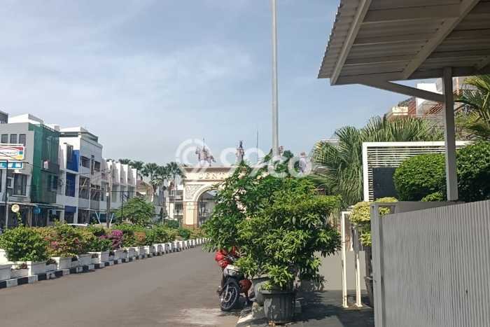 Rumah Mewah LB 215m2 Siap Huni Desain Elegan di Galaxy, Bekasi Rumah Mewah LB 215m2 Siap Huni Desain Elegan di Galaxy, Bekasi