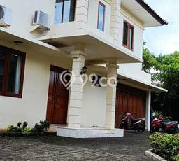 Lokasi strategis! Rumah siap pakai dikontrakkan di Mampang Prapatan LB 350m2 Lokasi strategis! Rumah siap pakai dikontrakkan di Mampang Prapatan LB 350m2