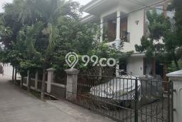 Rumah huk 320m, depan mall klp gading, depan taman, murah, lemari kayu jati, strategis Rumah huk 320m, depan mall klp gading, depan taman, murah, lemari kayu jati, strategis