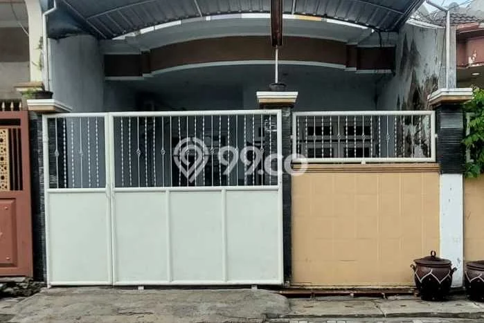 For Sale Rumah 4 Kamar Lokasi Strategis Nyaman dan Strategis di Semampir For Sale Rumah 4 Kamar Lokasi Strategis Nyaman dan Strategis di Semampir