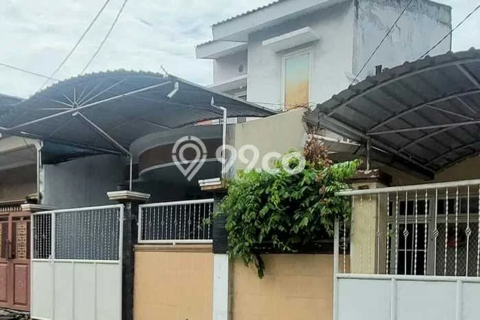 For Sale Rumah 4 Kamar Lokasi Strategis Nyaman dan Strategis di Semampir For Sale Rumah 4 Kamar Lokasi Strategis Nyaman dan Strategis di Semampir