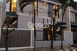 Rumah Mewah LB 155m2 Siap Pakai Desain Elegan di Sutorejo, Surabaya Rumah Mewah LB 155m2 Siap Pakai Desain Elegan di Sutorejo, Surabaya