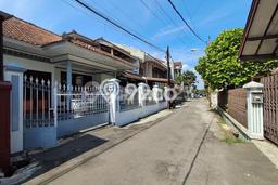 Dijual Rumah 5 Kamar Lokasi Ideal Bagus dan Strategis di Batununggal Dijual Rumah 5 Kamar Lokasi Ideal Bagus dan Strategis di Batununggal