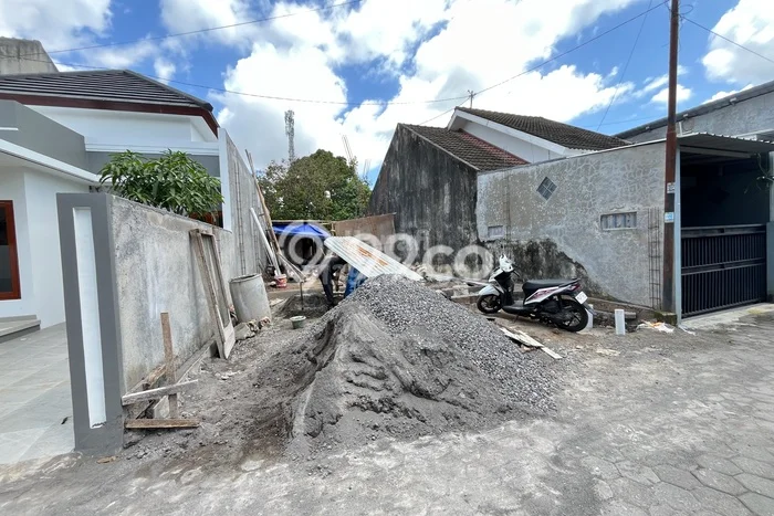 For Sale Rumah 3 Kamar Lokasi Ideal Bagus dan Strategis di Gamping For Sale Rumah 3 Kamar Lokasi Ideal Bagus dan Strategis di Gamping