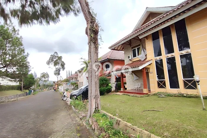 Vila Kawasan Cipanas, Ukuran 325m2m², Akses ke transportasi umum Vila Kawasan Cipanas, Ukuran 325m2m², Akses ke transportasi umum