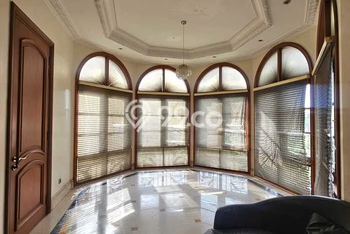 Ready to Use! Luxury House LT 1573m2 Desain Elegan di Kedoya Baru Ready to Use! Luxury House LT 1573m2 Desain Elegan di Kedoya Baru