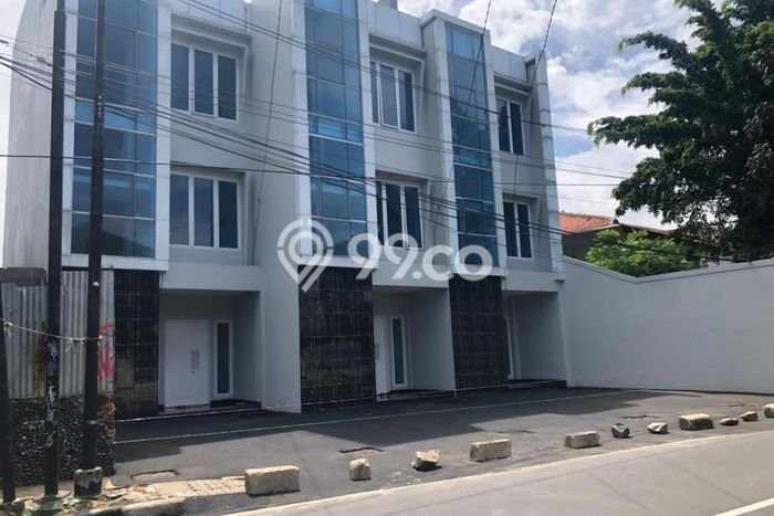 Ruko Disewa di Jakarta Selatan dengan LB 210m2 Area Komersial Ramai Ruko Disewa di Jakarta Selatan dengan LB 210m2 Area Komersial Ramai