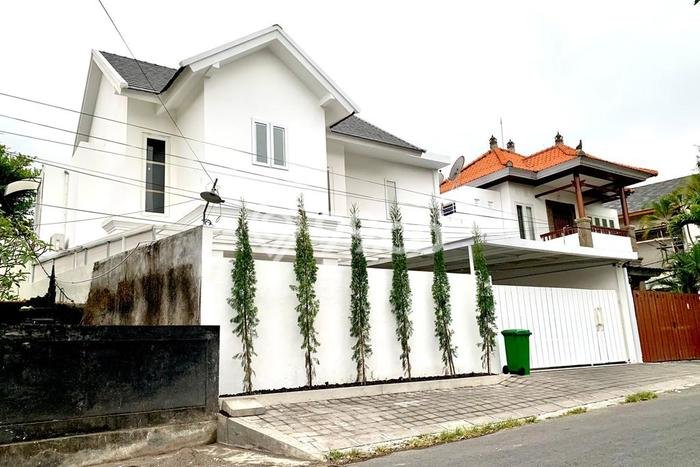 Hunian Elit LB 200m2 Siap Pakai Desain Elegan di Kerobokan, Badung Hunian Elit LB 200m2 Siap Pakai Desain Elegan di Kerobokan, Badung