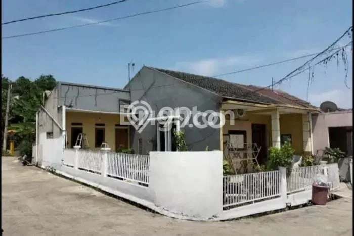 Rumah Modern Cantik 3 KT Bisa Langsung Pindah di Cibinong Rumah Modern Cantik 3 KT Bisa Langsung Pindah di Cibinong