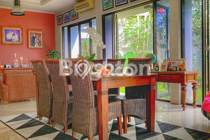 Dijual Rumah Luas Elegan Dengan View Cantik di Permata Hijau, Jakarta Selatan Dijual Rumah Luas Elegan Dengan View Cantik di Permata Hijau, Jakarta Selatan