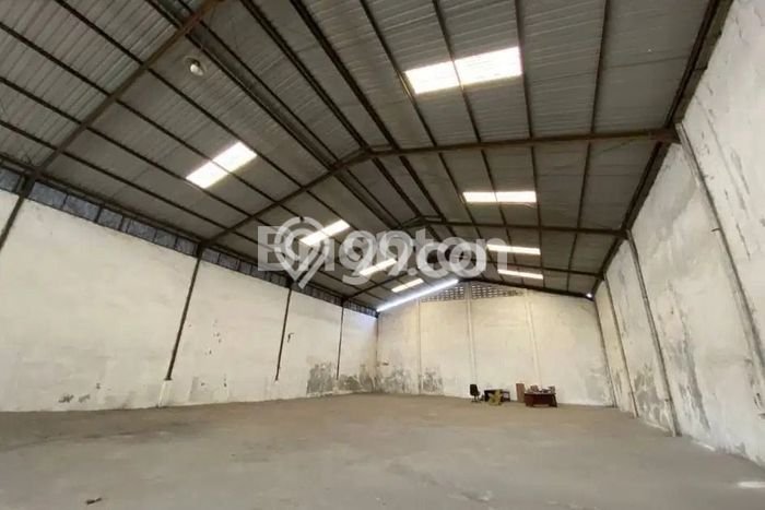 Disewakan Gudang di Kawasan Ramai Kalianak Luas 715m2 Disewakan Gudang di Kawasan Ramai Kalianak Luas 715m2