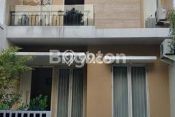 Rumah Minimalis 4 KT di Pakuwon Indah Surabaya Rumah Minimalis 4 KT di Pakuwon Indah Surabaya