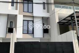 Rumah Luxury Modern Siap Huni di Pluit Jakarta Utara Rumah Luxury Modern Siap Huni di Pluit Jakarta Utara