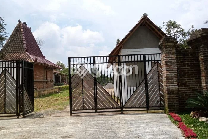 Rumah Strategis Modern Lb 300m2 di Bandungan, Semarang Rumah Strategis Modern Lb 300m2 di Bandungan, Semarang