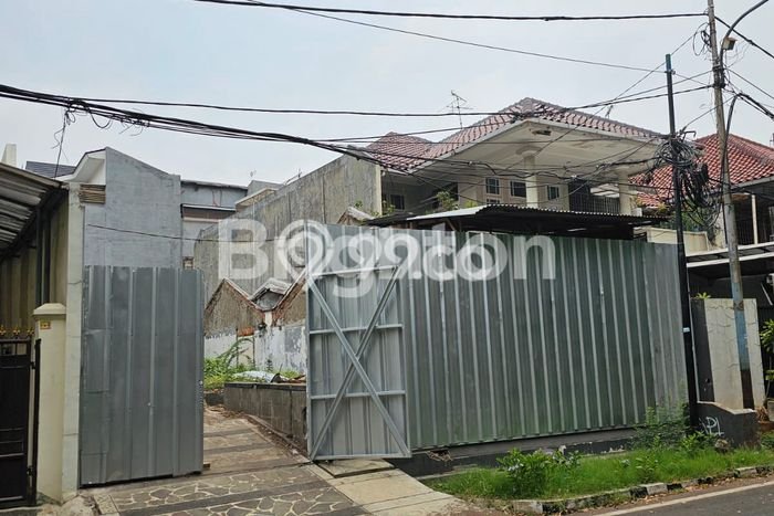 Tanah Dijual Lokasi Strategis di Jakarta Timur dengan Luas 300m2 Tanah Dijual Lokasi Strategis di Jakarta Timur dengan Luas 300m2
