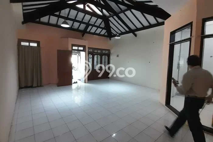 Disewakan! Rumah 7 Kamar Tidur &
3 Kamar Mandi di Sarijadi, Bandung Disewakan! Rumah 7 Kamar Tidur &
3 Kamar Mandi di Sarijadi, Bandung