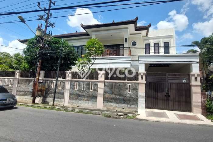 Rumah Elit Modern Tanpa Renovasi di Manyar Surabaya Rumah Elit Modern Tanpa Renovasi di Manyar Surabaya