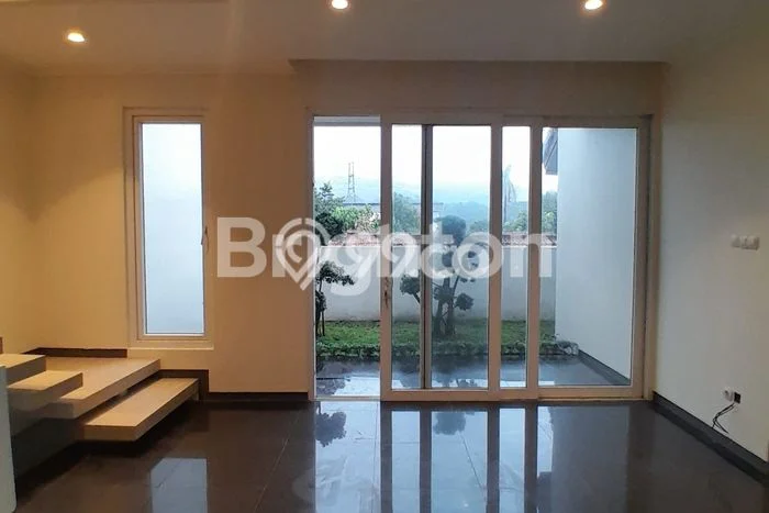 Rumah Strategis Modern Lb 550m2 di Ungaran Barat, Semarang Rumah Strategis Modern Lb 550m2 di Ungaran Barat, Semarang