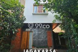 Rumah di Jagakarsa, Luas 174m², Bangunan 250m² Rumah di Jagakarsa, Luas 174m², Bangunan 250m²