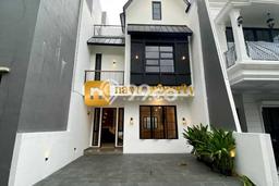 Hunian Mewah LB 200m2 Siap Huni Desain Elegan di Ciganjur, Jakarta Selatan Hunian Mewah LB 200m2 Siap Huni Desain Elegan di Ciganjur, Jakarta Selatan