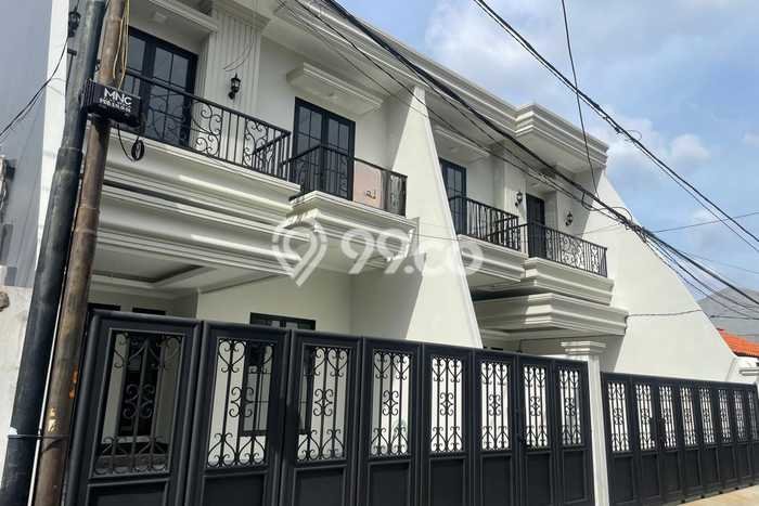 Rumah Elit Modern Tanpa Renovasi di Pondok Bambu Jakarta Timur Rumah Elit Modern Tanpa Renovasi di Pondok Bambu Jakarta Timur