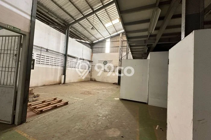 Gudang Area Komersial di Serpong, Luas 1237m2m², Jalan Raya Gudang Area Komersial di Serpong, Luas 1237m2m², Jalan Raya