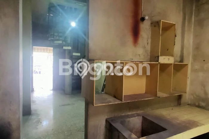 Area Ramai! Ruko Dijual di Jebres untuk Bisnis Luas Bangunan 140m2 Area Ramai! Ruko Dijual di Jebres untuk Bisnis Luas Bangunan 140m2