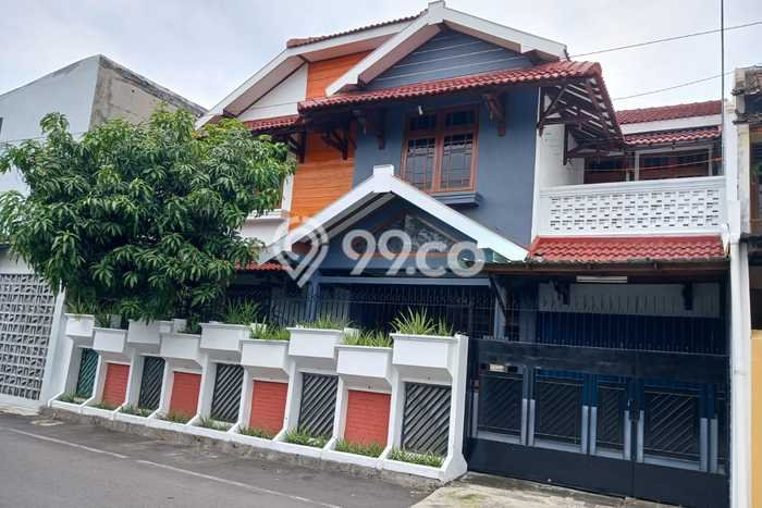 For Sale Rumah 4 Kamar Lokasi Ideal Bagus dan Strategis di Laweyan For Sale Rumah 4 Kamar Lokasi Ideal Bagus dan Strategis di Laweyan