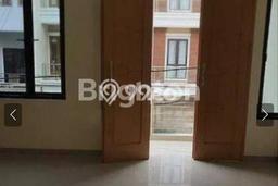 Rumah Mewah LB 215m2 Siap Pakai Desain Elegan di Taman Ratu, Jakarta Barat Rumah Mewah LB 215m2 Siap Pakai Desain Elegan di Taman Ratu, Jakarta Barat