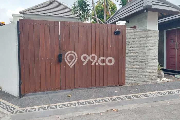 Disewakan Rumah Strategis di Kerobokan Kelod LT 200m2 / LB 180m2 Kondisi Bagus Disewakan Rumah Strategis di Kerobokan Kelod LT 200m2 / LB 180m2 Kondisi Bagus