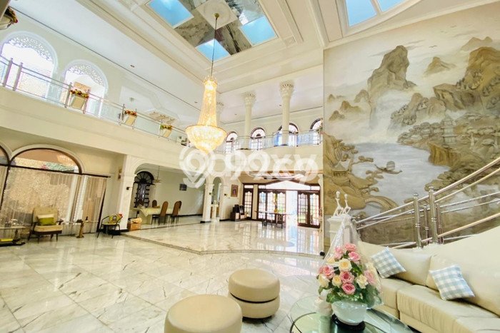 Ready to Use! Luxury House LT 680m2 Desain Elegan di Dharma Husada Ready to Use! Luxury House LT 680m2 Desain Elegan di Dharma Husada