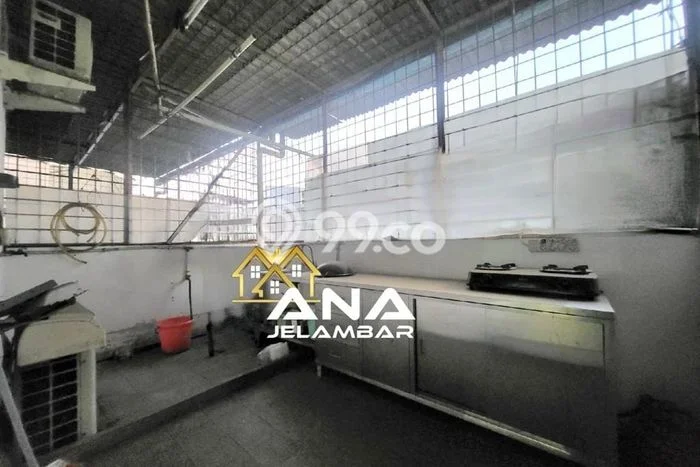 Ruko Disewa di Jakarta Barat dengan LB 137m2 Area Komersial Ramai Ruko Disewa di Jakarta Barat dengan LB 137m2 Area Komersial Ramai