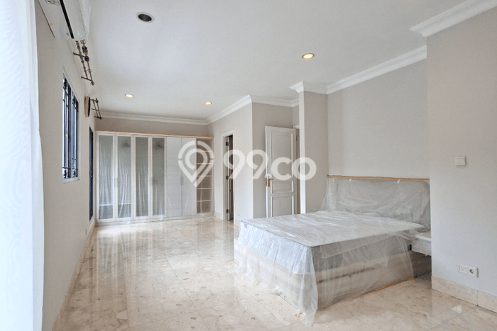 Disewakan! Rumah 3 Kamar Tidur &
3 Kamar Mandi di Senopati, Jakarta Selatan Disewakan! Rumah 3 Kamar Tidur &
3 Kamar Mandi di Senopati, Jakarta Selatan