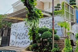 Hunian Elit LB 300m2 Siap Pakai Desain Elegan di Manyar, Surabaya Hunian Elit LB 300m2 Siap Pakai Desain Elegan di Manyar, Surabaya