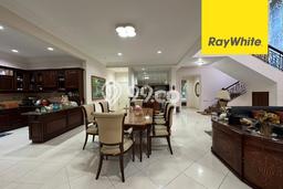 Dijual Rumah Mewah Elegan Dengan View Cantik di Graha, Surabaya Dijual Rumah Mewah Elegan Dengan View Cantik di Graha, Surabaya