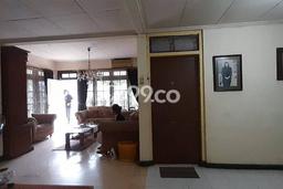 For Sale! Luxury House LT 421m2 Desain Modern di Utan Kayu For Sale! Luxury House LT 421m2 Desain Modern di Utan Kayu