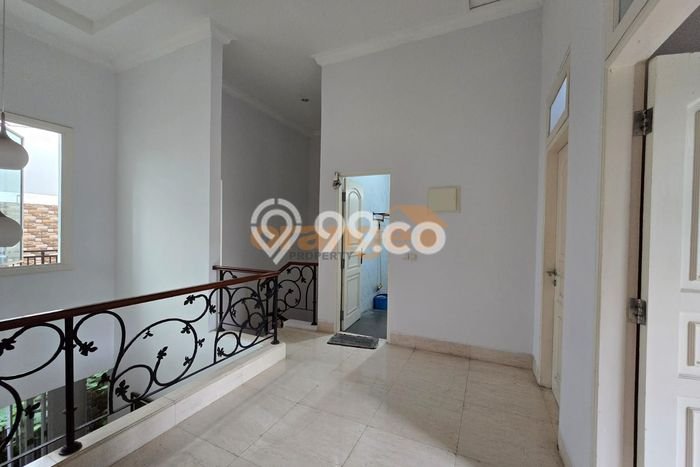 For Sale! Luxury House LT 240m2 Desain Modern di Legenda Wisata For Sale! Luxury House LT 240m2 Desain Modern di Legenda Wisata