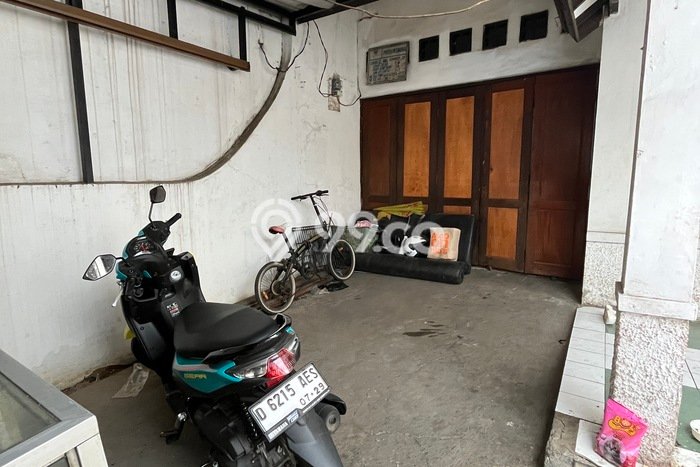 RUMAH TUA HITUNG TANAH DI TENGAH KOTA RUMAH TUA HITUNG TANAH DI TENGAH KOTA